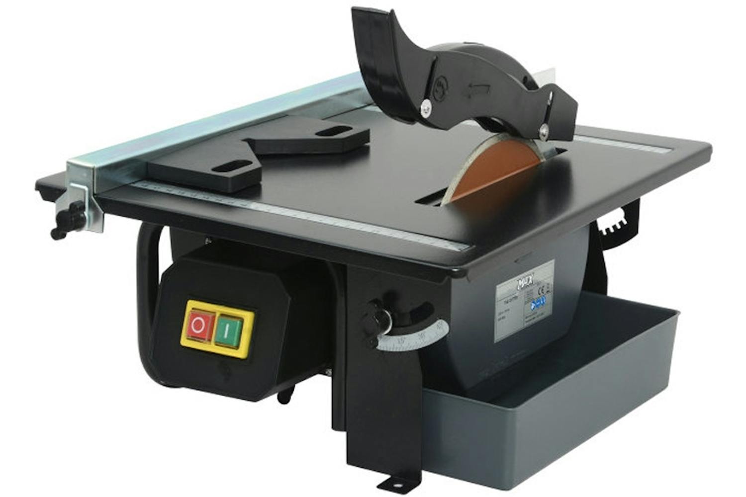 Denne fliskutteren er en såkalt vannsag. Bladet kjøles ned med vann, og det er enkelt å stille inn maskinen til å skjære i for eksempel 45 grader. Denne fliskutteren er en såkalt vannsag. Bladet kjøles ned med vann, og det er enkelt å stille inn maskinen til å skjære i for eksempel 45 grader.